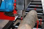 डबल ब्लेड ऐंगल सॉ (दोहरे ब्लेड वाला तिरछा काटने वाला आरा) StrojCAD MDKP6 |  सॉमिल (एक कारखाना जहाँ लट्ठों को तख्तों और फलकों में काटा जाता है) मशीनें | लकड़ी का काम करने की मशीनरी | StrojCAD s.r.o.