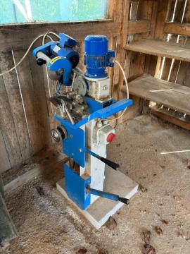 डबल ब्लेड ऐंगल सॉ (दोहरे ब्लेड वाला तिरछा काटने वाला आरा) Walter  |  सॉमिल (एक कारखाना जहाँ लट्ठों को तख्तों और फलकों में काटा जाता है) मशीनें | लकड़ी का काम करने की मशीनरी | Drekos Made s.r.o